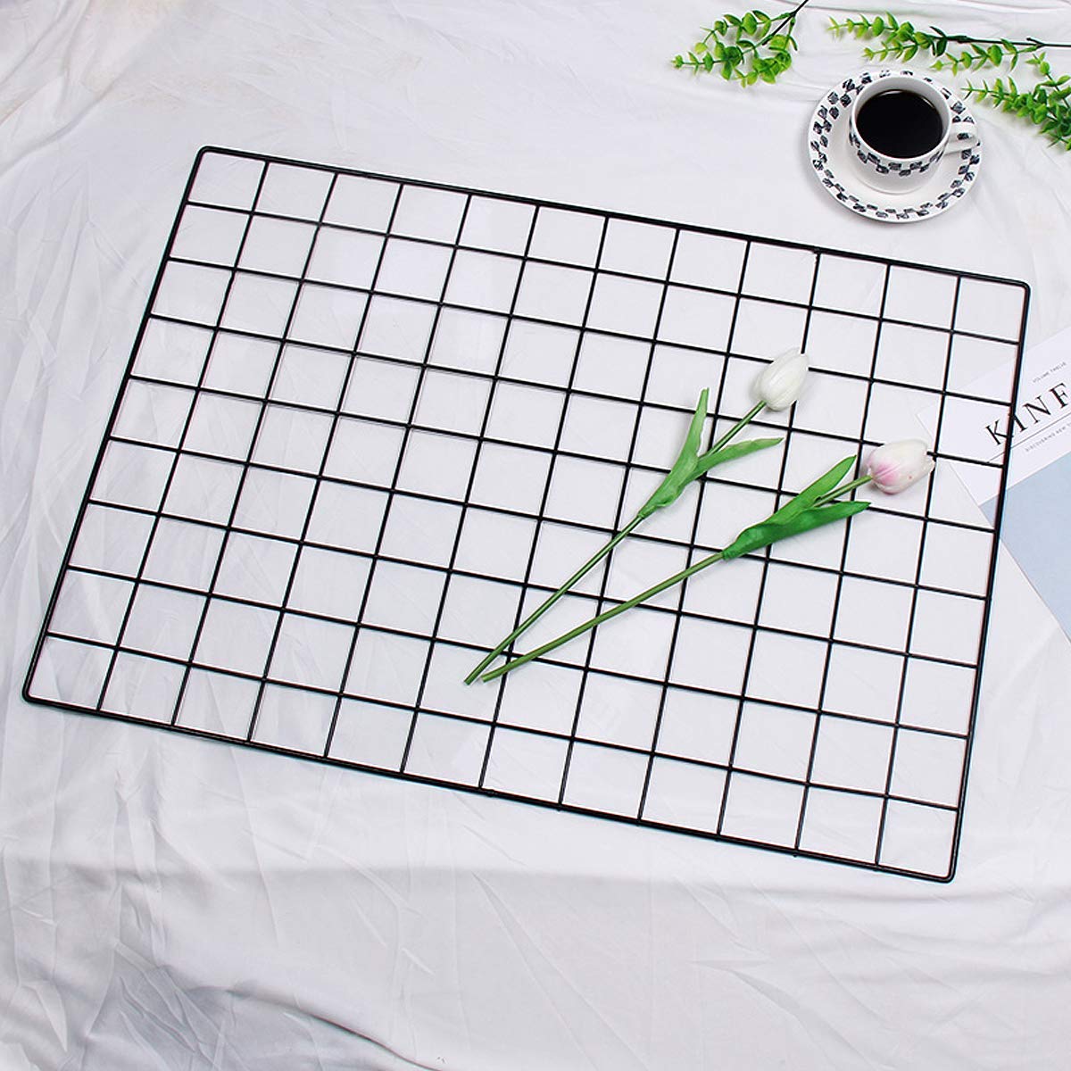 Close view of the steel mesh and photo clips