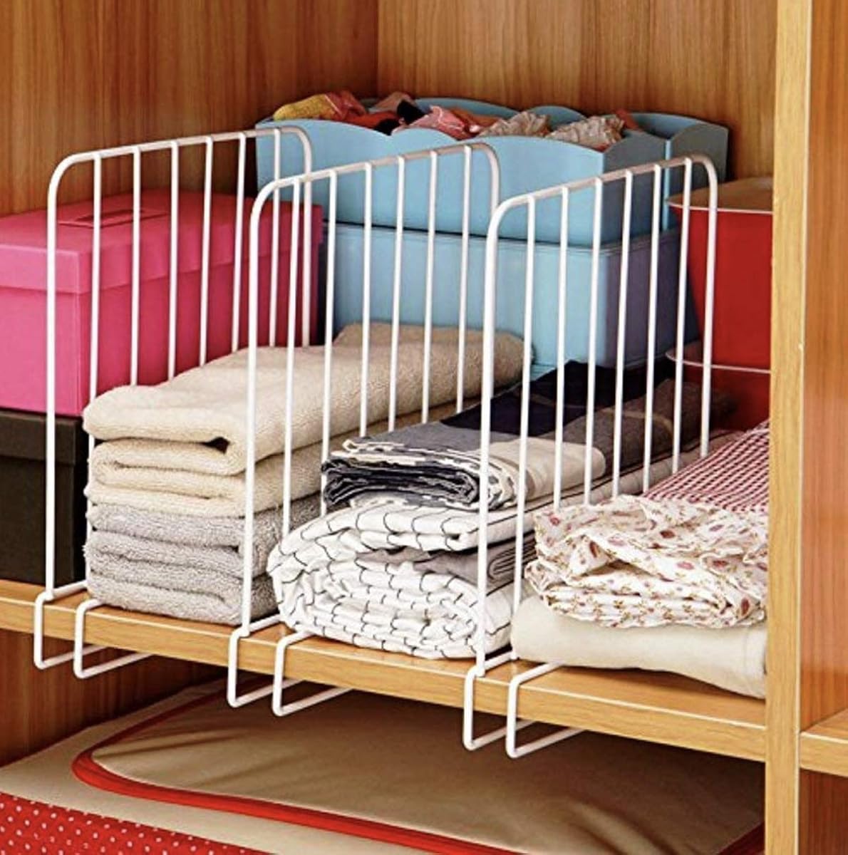 Shelf organiser dividing a wardrobe